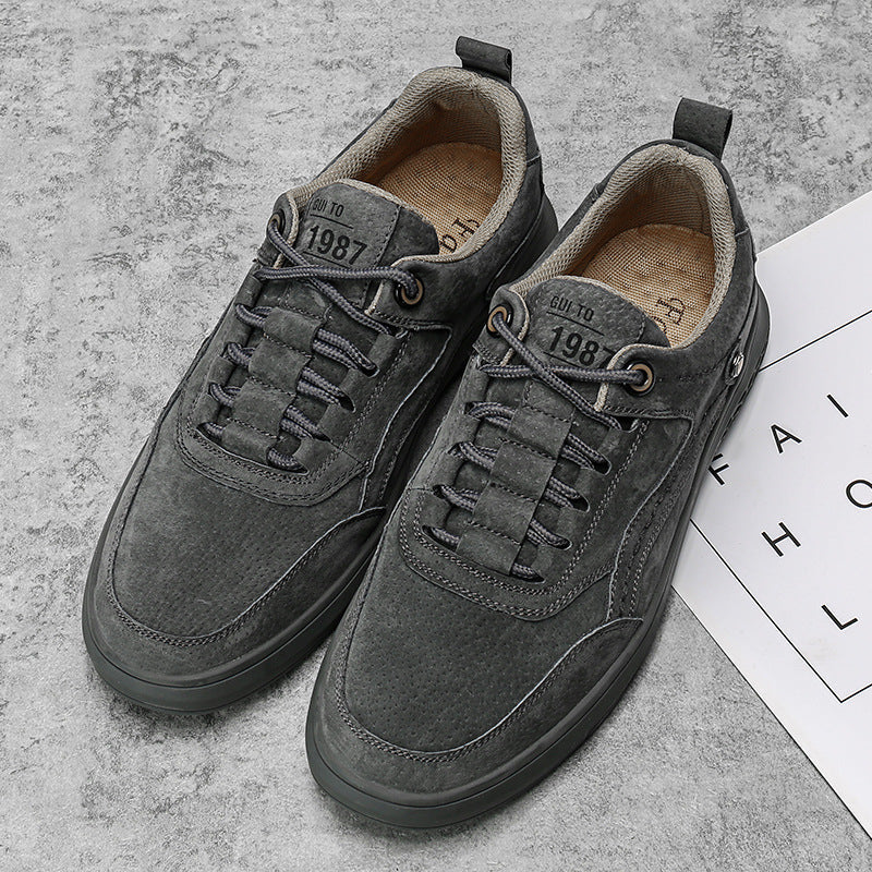 Calçado masculino versátil para o dia a dia, ideal para um look casual com conforto e moda.