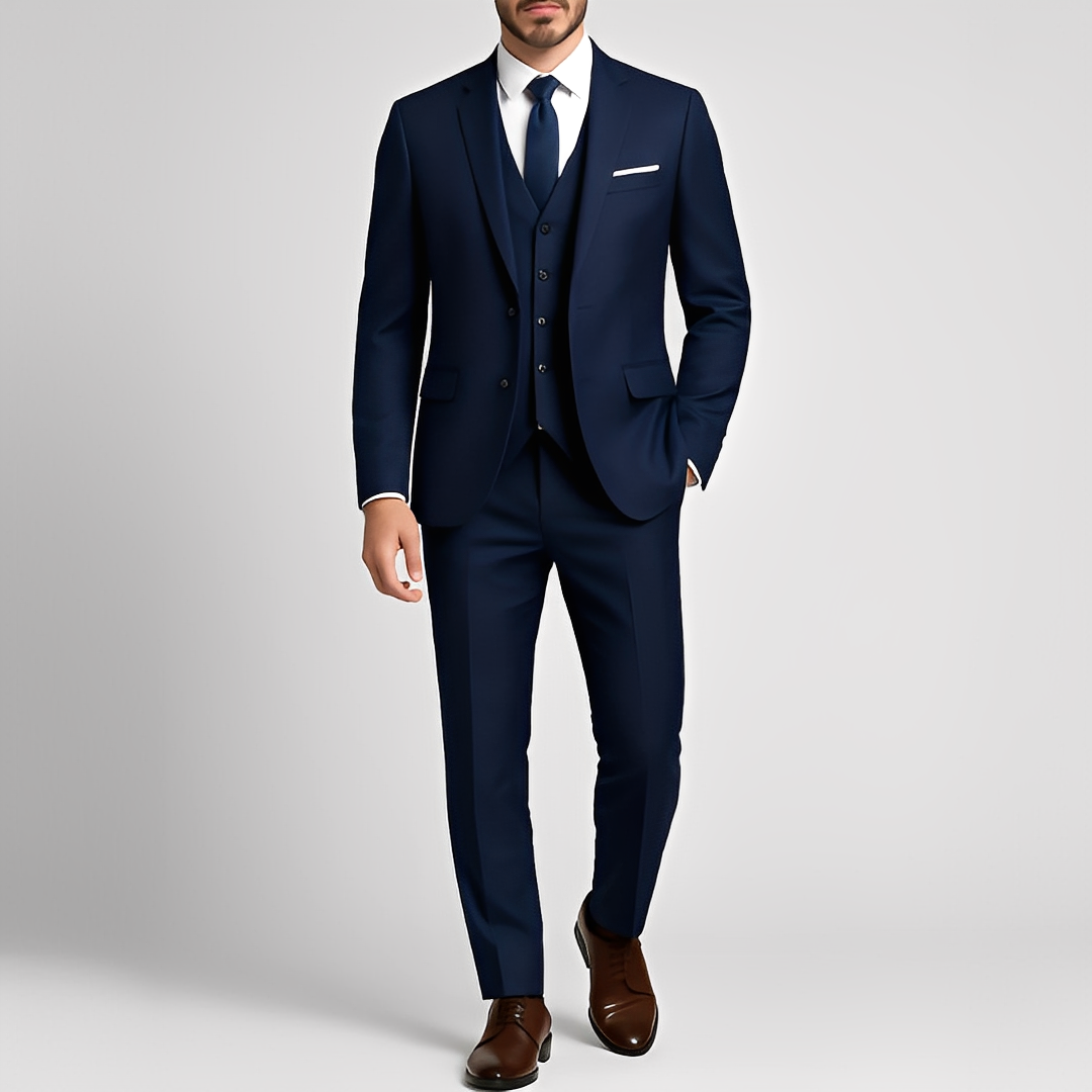 Vista lateral do terno masculino formal slim fit 3 peças. Estilo moderno para casamentos e eventos importantes.