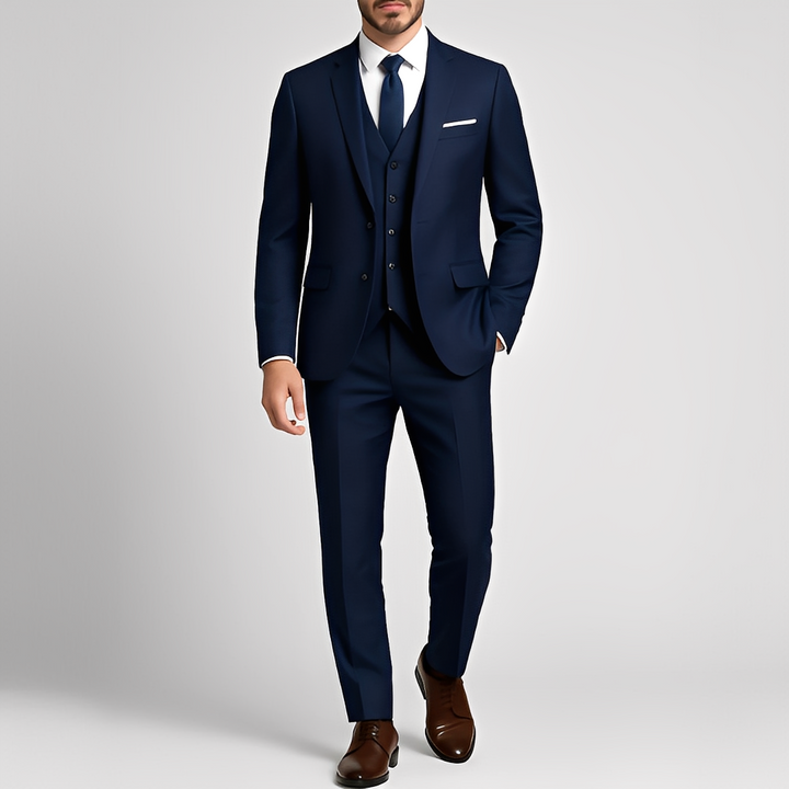 Vista lateral do terno masculino formal slim fit 3 peças. Estilo moderno para casamentos e eventos importantes.
