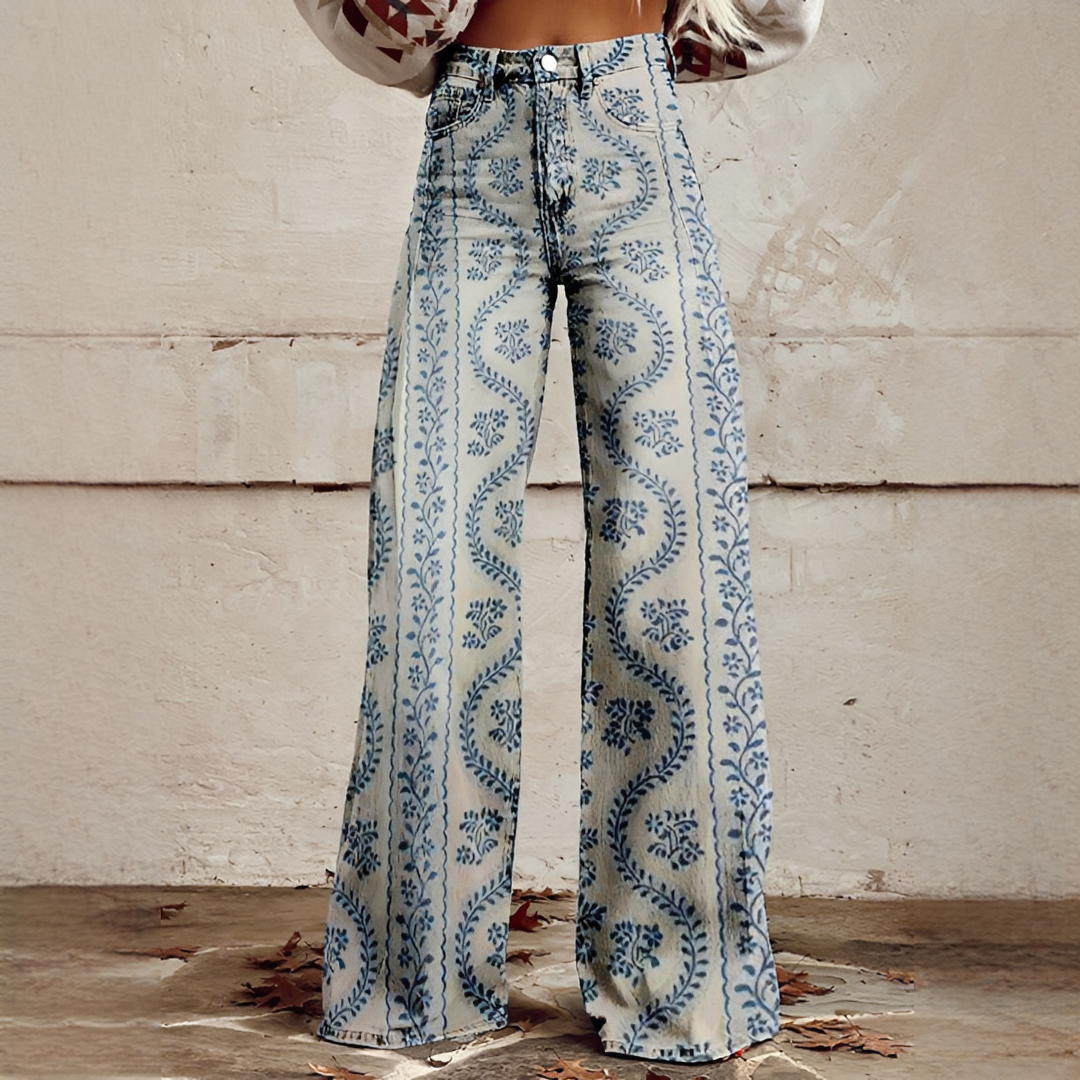 Modelo vestindo calça feminina de perna larga, criando um look de verão confortável e casual. Estilo moderno.