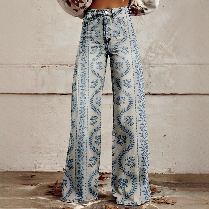 Modelo vestindo calça feminina de perna larga, criando um look de verão confortável e casual. Estilo moderno.