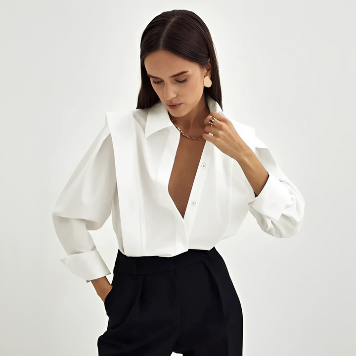 Camisa feminina oversized branca de botões, versátil para moda casual e elegante.