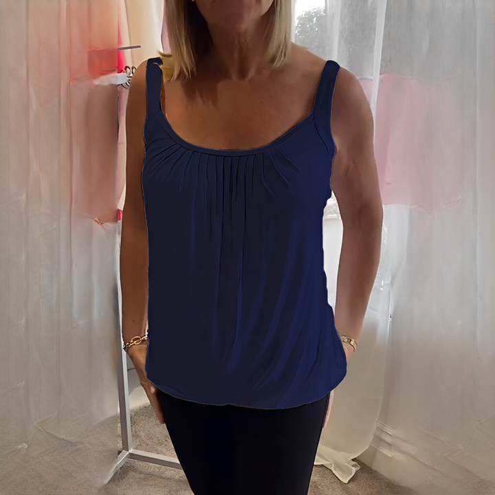 Top feminino confortável e sem mangas, com detalhe plissado. Blusa ideal para o calor com muito estilo.