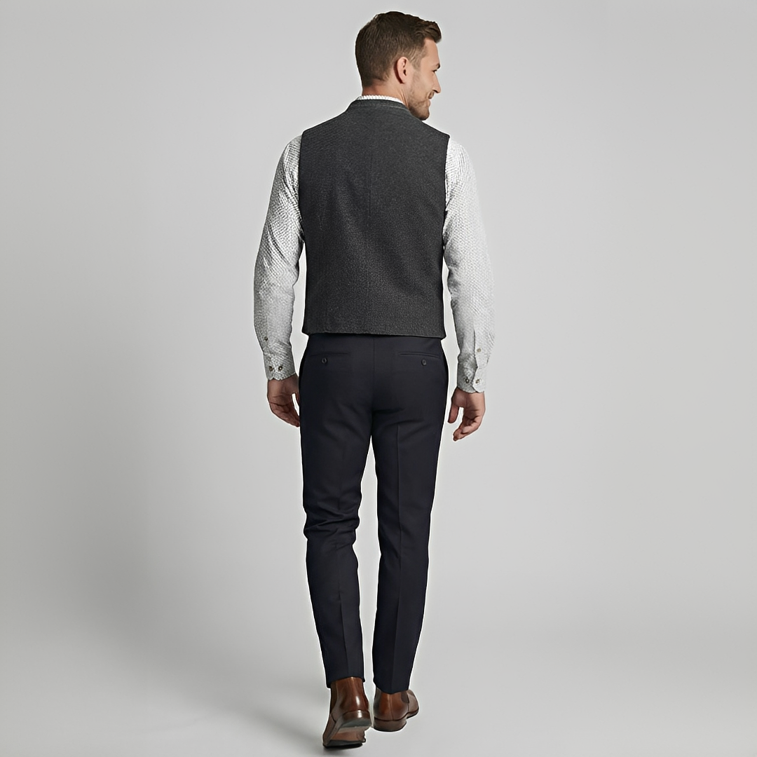 Colete masculino moderno cinza, sem mangas, perfeito para moda homem casual ou elegante. Outwear versátil para o verão.