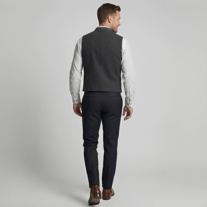 Colete masculino moderno cinza, sem mangas, perfeito para moda homem casual ou elegante. Outwear versátil para o verão.