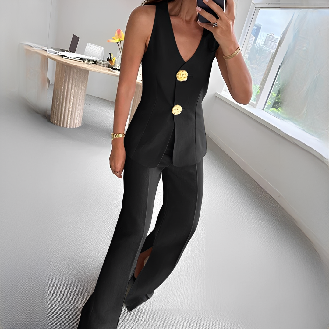 Conjunto feminino versátil para verão/outono. Top sem mangas e calças confortáveis. Estilo casual fácil.