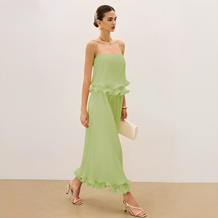 Roupa elegante feminina de verão: top e saia plissada com babados. Conjunto perfeito para um look casual chic.