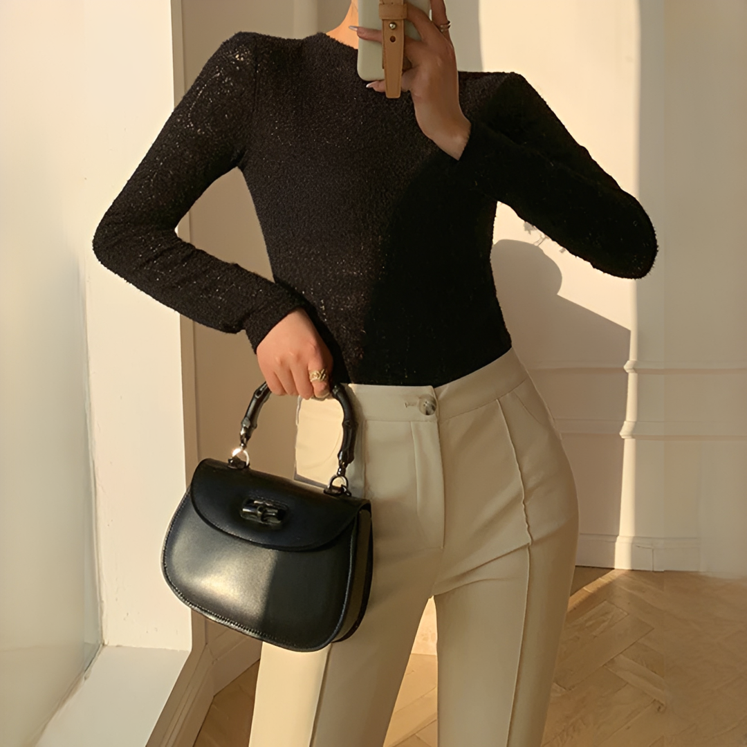 Blusa feminina confortável de manga longa com detalhe vazado na gola redonda. Moda feminina versátil.