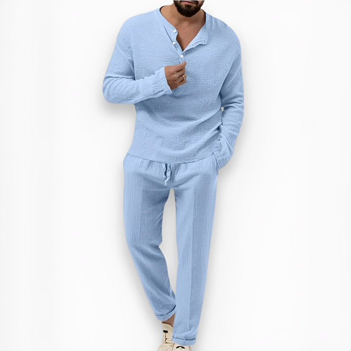 Look coordenado masculino de verão, com top e calças em tecido leve, para um estilo descontraído.