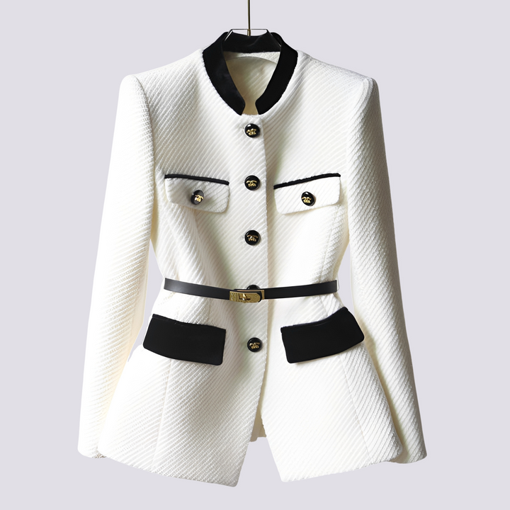 Jaqueta feminina slim formal preta, perfeita para moda executiva. Elegância e estilo para o trabalho, look versátil.