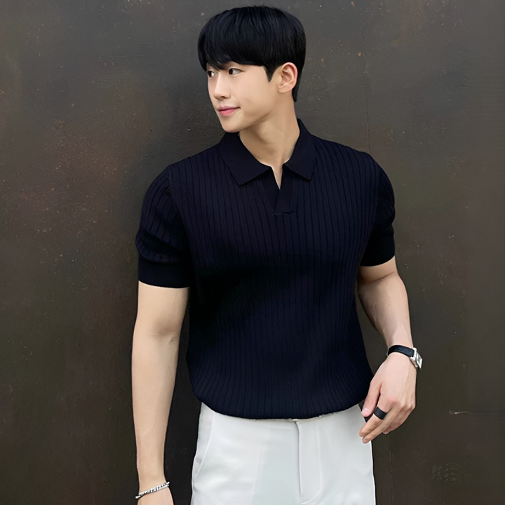 Polo masculina Trevon preta, confortável e versátil, ideal para look casual ou elegante no verão.