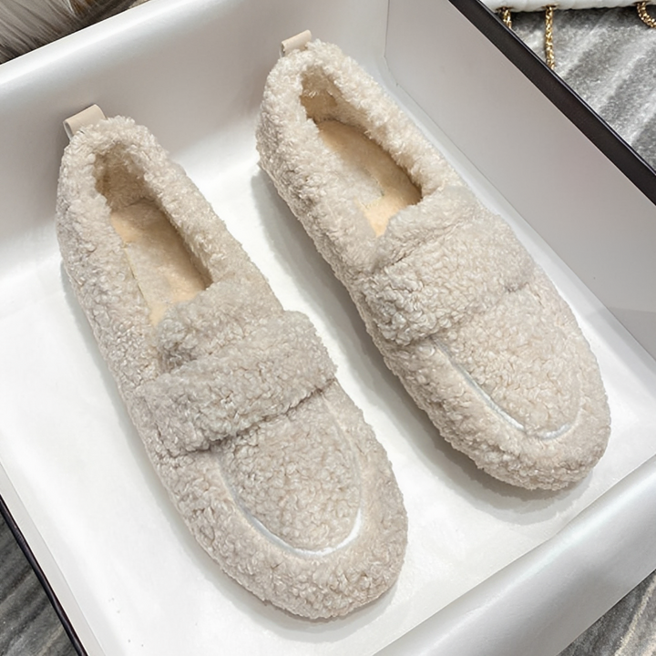 Chinelos femininos macios bege para conforto em casa, estilo casual e bem-estar. Perfeitos para o lar.