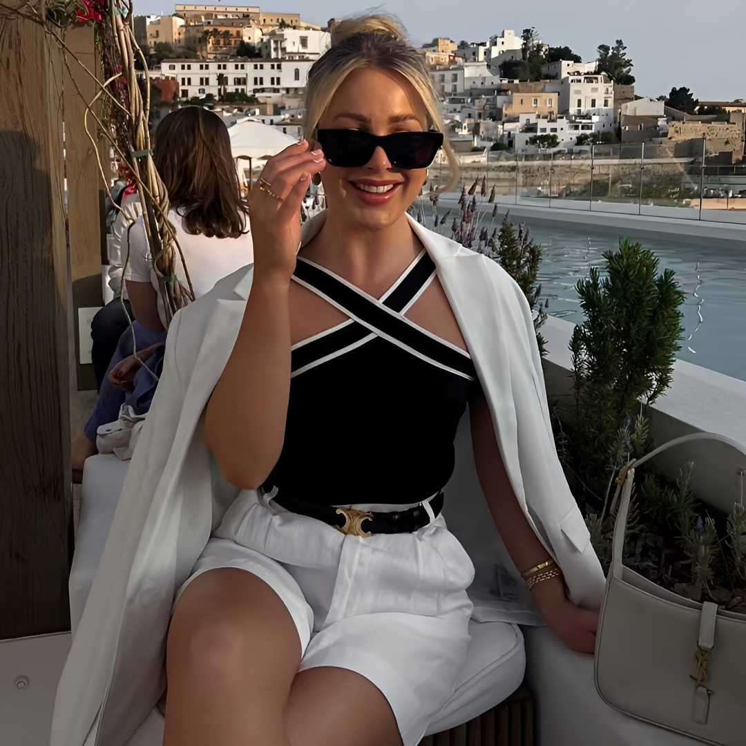 Regata feminina decote V, preto e branco. Roupa casual confortável para a moda de verão.