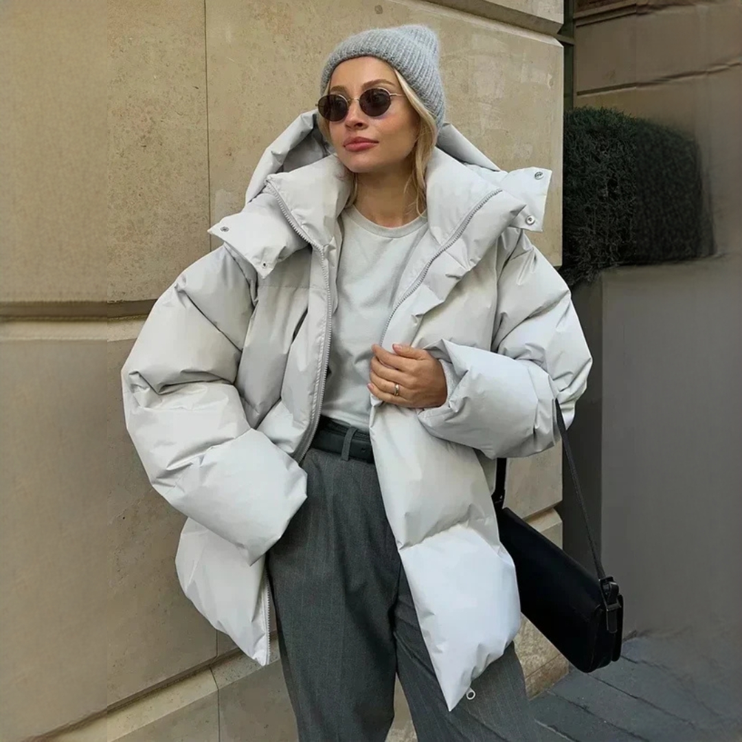 Casaco feminino de inverno acolchoado, com capuz, proporcionando conforto térmico. Perfeito para dias frios.