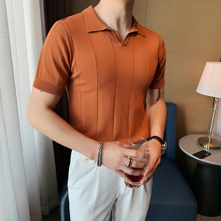 Polo masculina casual, manga curta, com colarinho clássico. Conforto e estilo moderno para o dia a dia de verão.