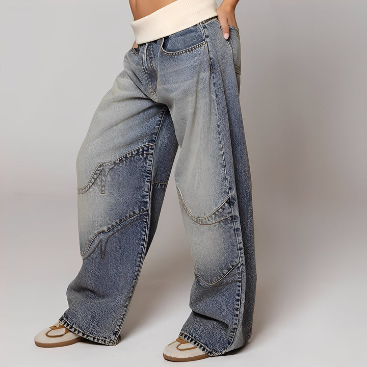 Calça jeans feminina azul solta, confortável e de cintura alta, perfeita para streetwear e looks de inverno.