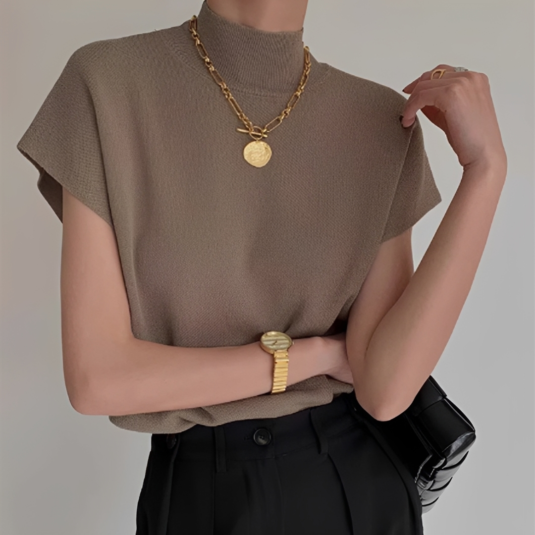 Blusa feminina elegante de gola alta, um top confortável para o outono. Ideal como roupa de trabalho versátil.