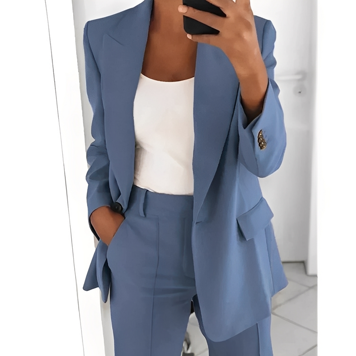 Conjunto de roupa feminina com blazer e calças, perfeito para um estilo executivo moderno e sofisticado.