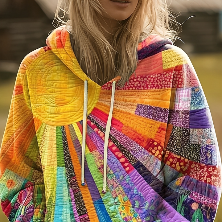 Moletom feminino estiloso com capuz, design estampado patchwork, ideal para outono e inverno. Roupa feminina casual e confortável.