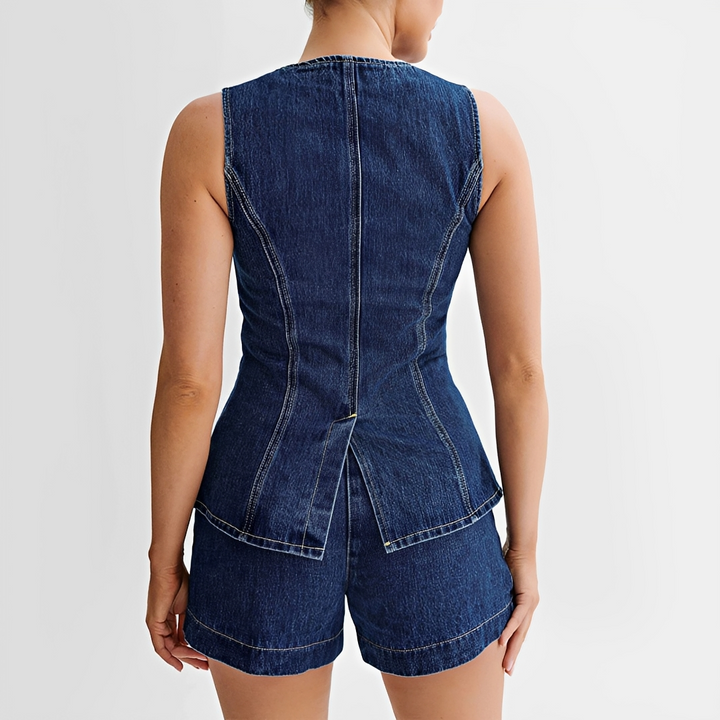 Conjunto feminino de colete e shorts para moda verão. Roupa casual versátil, perfeita para o dia a dia e praia.