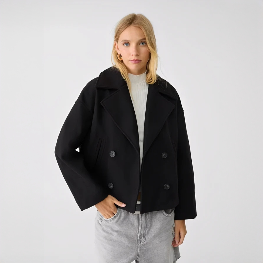 Casaco feminino curto Claire, ideal para moda casual ou trabalho. Design elegante e versátil para todas as ocasiões.