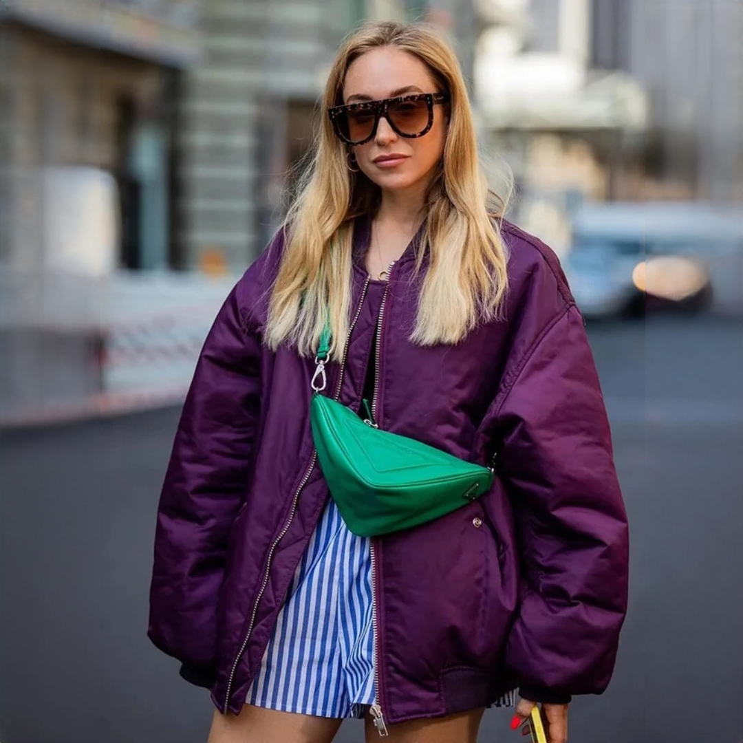Moderna jaqueta oversized feminina confortável e estilosa, perfeita para looks casuais e moda streetwear.