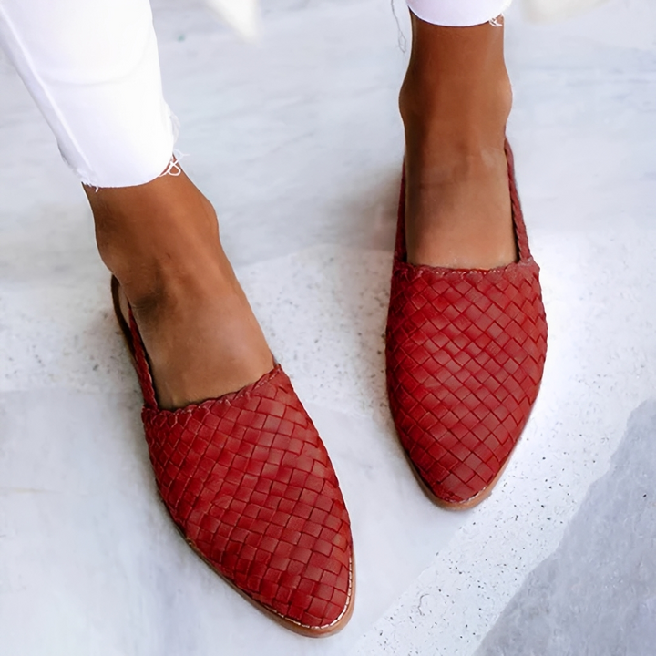 Elegantes sandálias femininas clássicas para o verão. Estilo casual e conforto para o dia a dia e passeios.