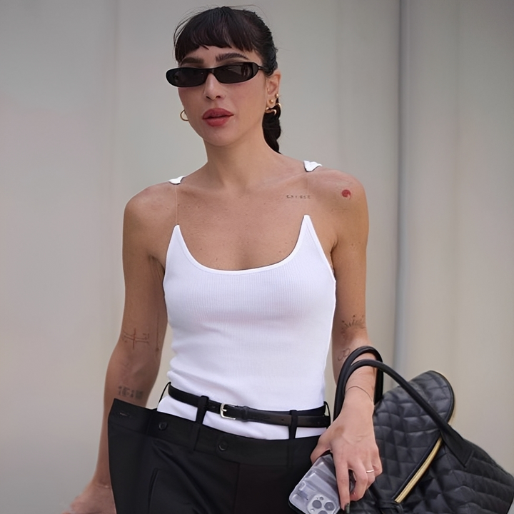 Blusa regata feminina branca com alças modernas. Uma peça essencial de roupa estilosa para a moda verão.