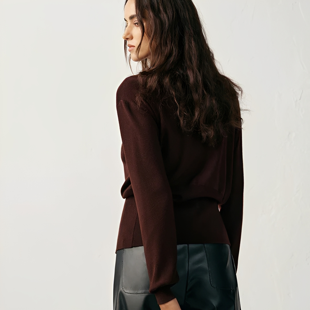Cardigan feminino de malha, decote V. Peça elegante para sobreposição, estilo casual. Roupa feminina ideal para outono.