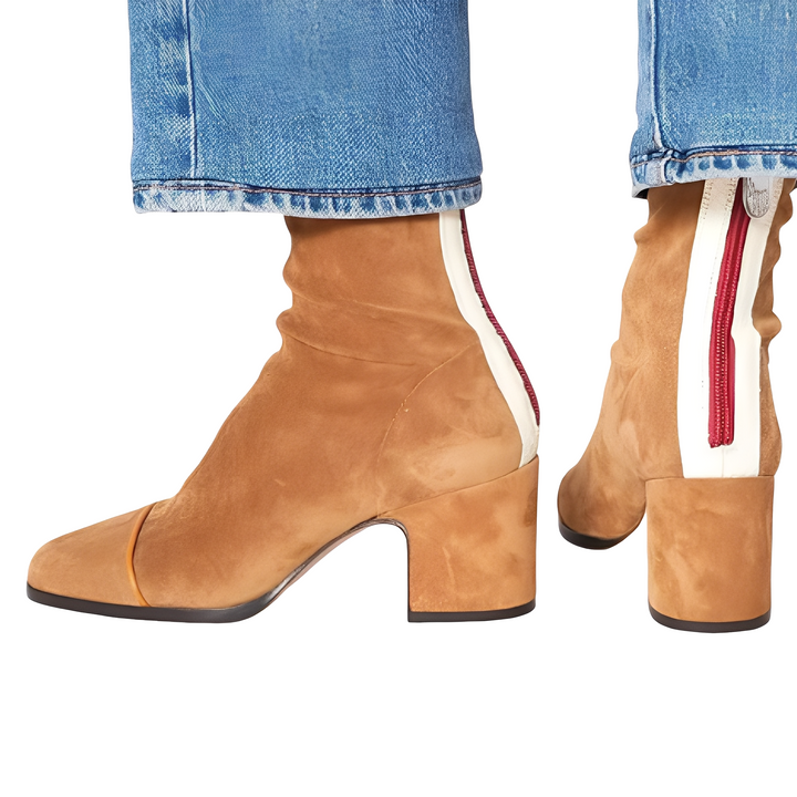 Botas femininas de inverno Juliana com salto bloco robusto. Calçado elegante e confortável para o dia a dia.