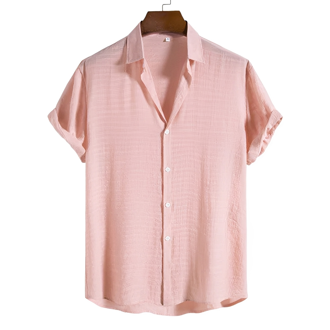 Detalhe da camisa polo masculina com botões e gola, destacando o estilo versátil e o design clássico.