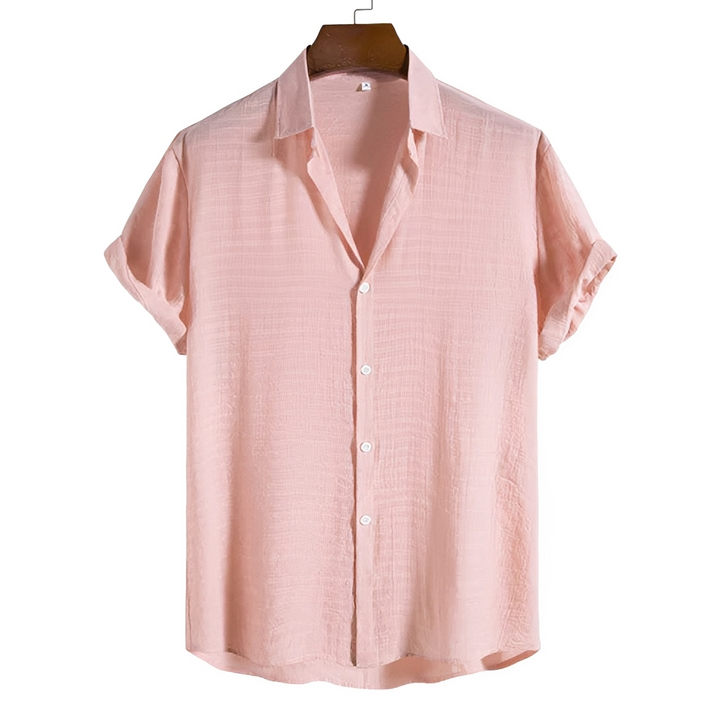 Detalhe da camisa polo masculina com botões e gola, destacando o estilo versátil e o design clássico.