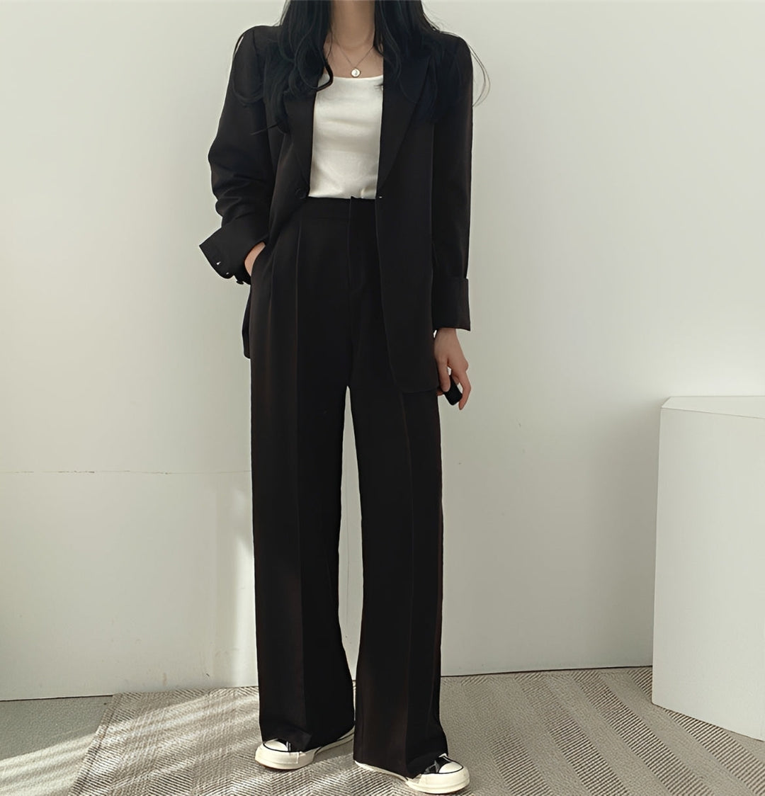 Conjunto de calça e blazer feminino solto. Look de terno formal e casual chique, tamanhos grandes.