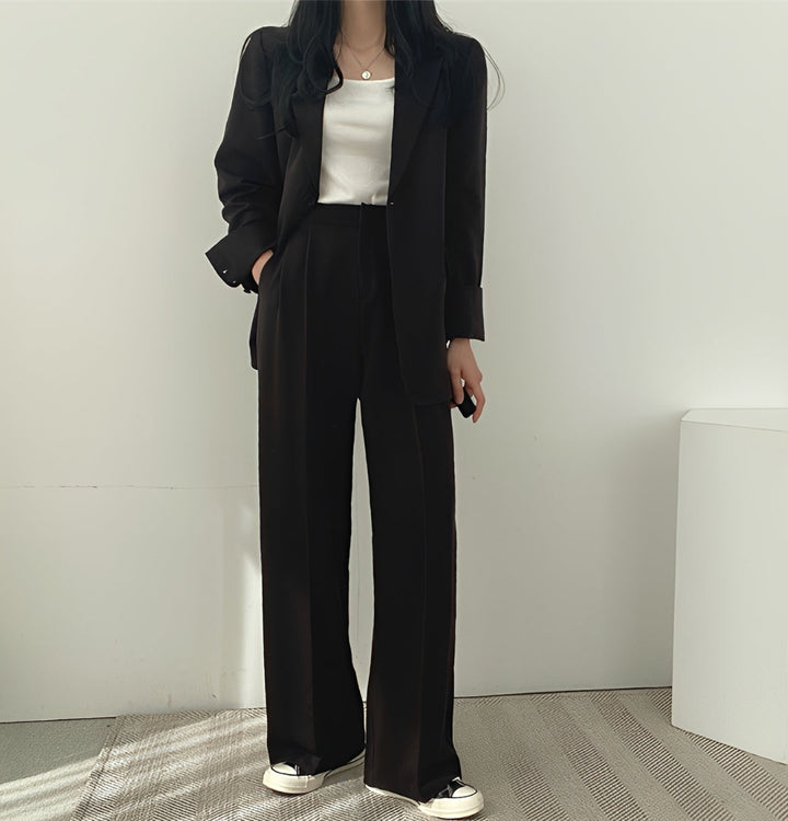 Conjunto de calça e blazer feminino solto. Look de terno formal e casual chique, tamanhos grandes.