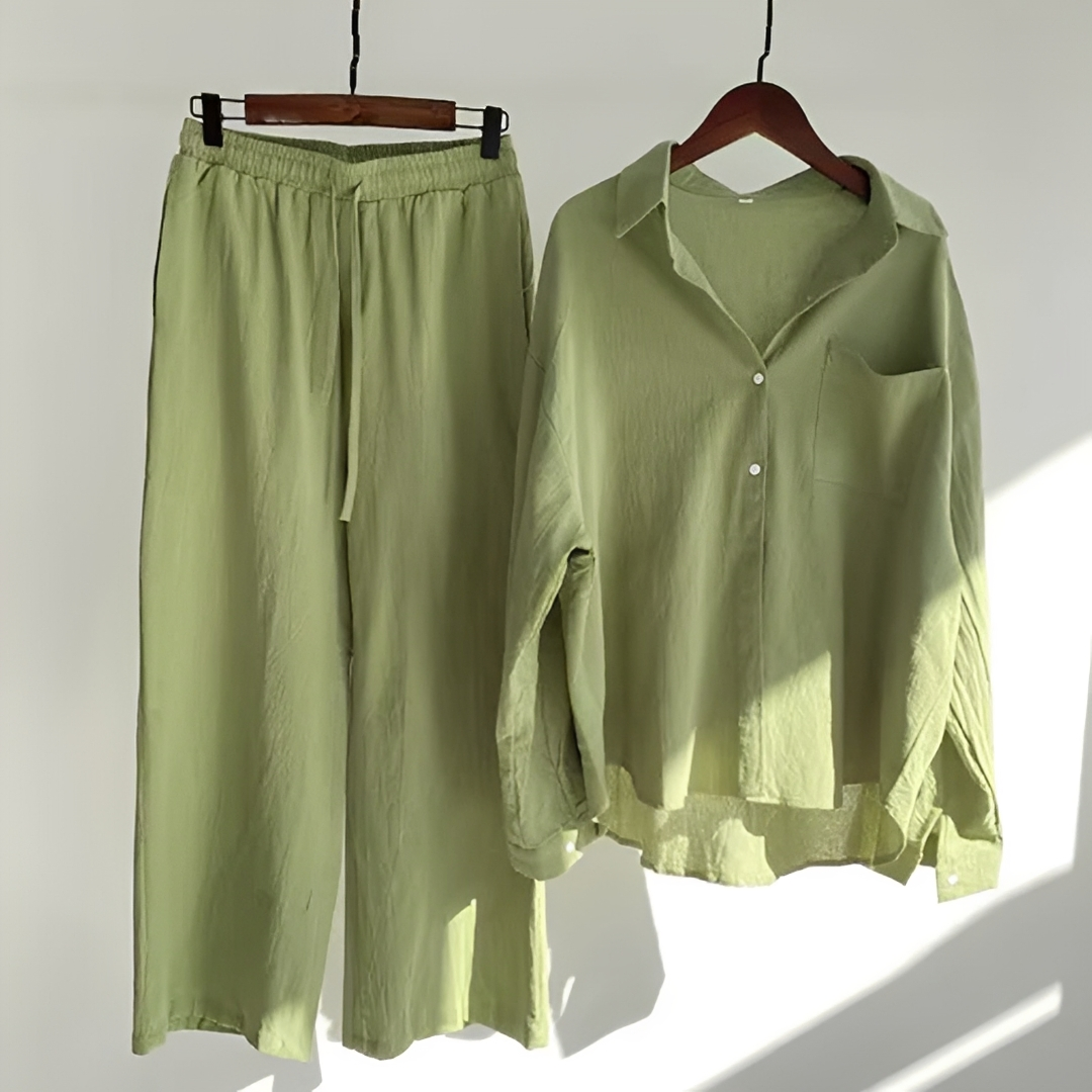 Modelo com conjunto feminino de calças soltas e blusa. Look casual de verão, unindo estilo e conforto.