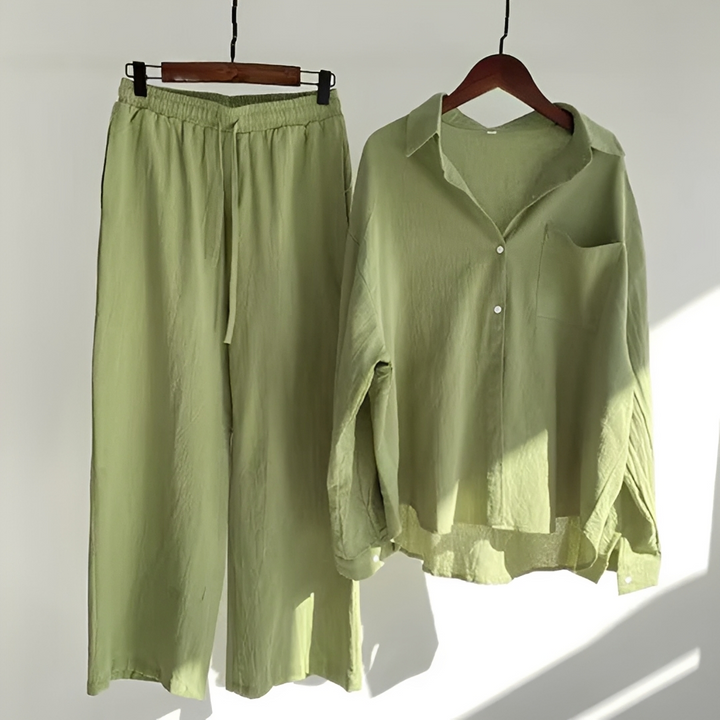 Modelo com conjunto feminino de calças soltas e blusa. Look casual de verão, unindo estilo e conforto.