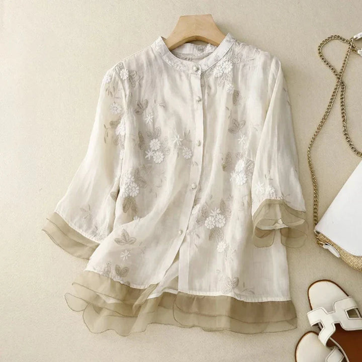 Blusa feminina bordada versátil, combina elegância casual com conforto duradouro.