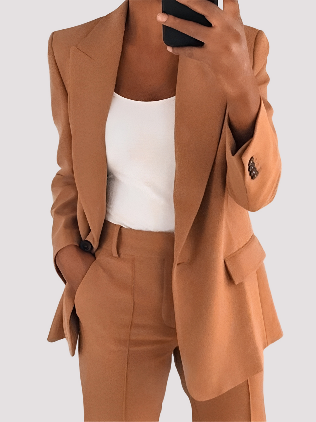 Conjunto feminino de duas peças para trabalho, com blazer e calça social, que exala elegância e profissionalismo.