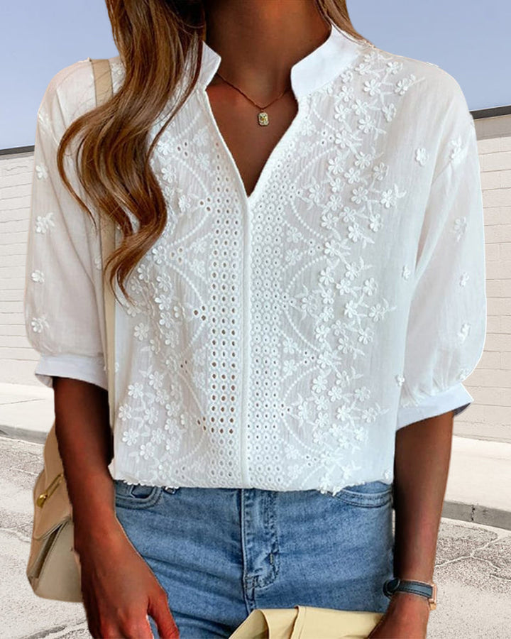 Blusa feminina Cambria branca com gola fenda e bordado elegante, estilo boho, ideal para primavera verão.