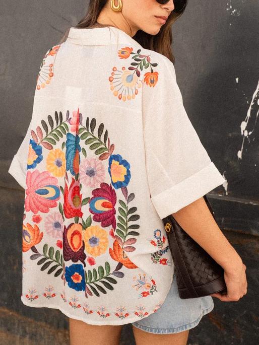Blusa feminina estampada floral em cores vivas, ideal para look de verão e moda boêmia.