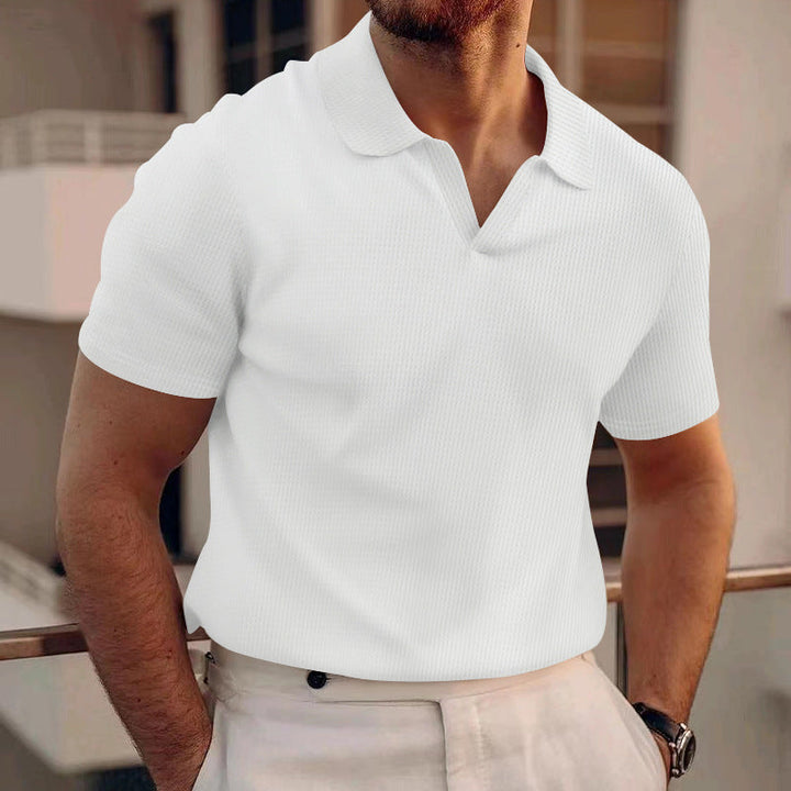 Polo masculina de verão, estilo e conforto com tecido waffle. Roupa masculina básica.