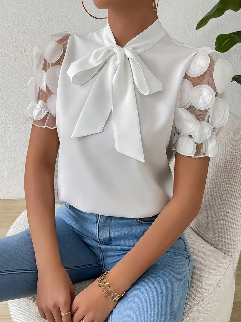 Blusa feminina chique com detalhe de laço, perfeita para o verão e outono. Peça versátil de moda feminina.