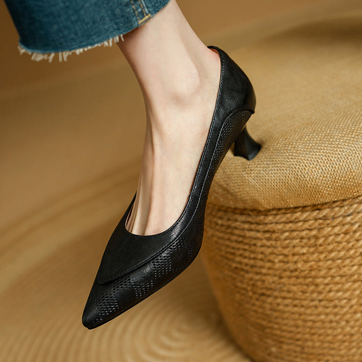 Saltos femininos bico fino clássicos e elegantes, perfeitos para ocasiões formais ou casual chique.