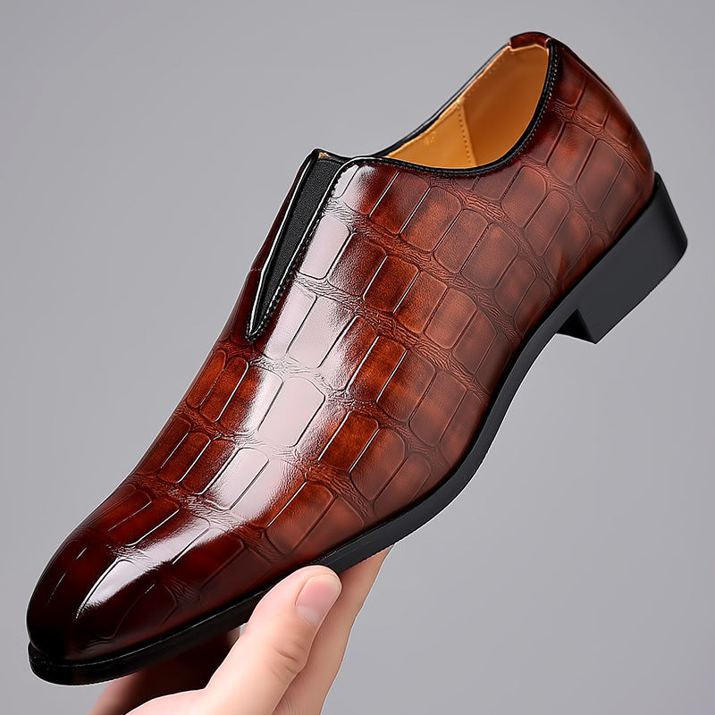 Mocassins formais masculinos em estilo clássico com padrão de pedra, perfeitos para um visual distinto.