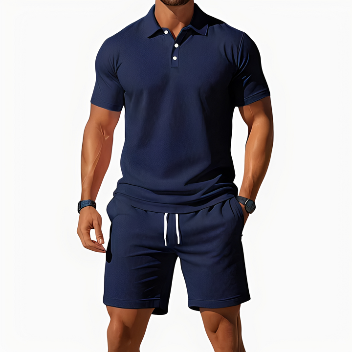Conjunto masculino de verão com polo e short, perfeito para um look casual e descontraído.