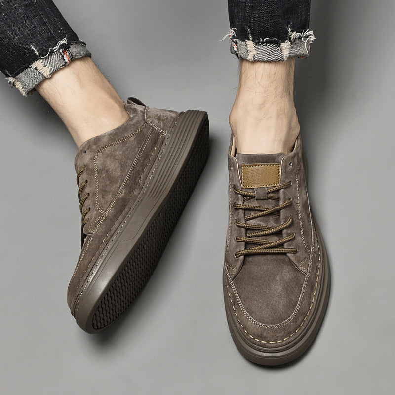 Calçado masculino casual com plataforma, oferece conforto superior e visual moderno para o dia a dia.