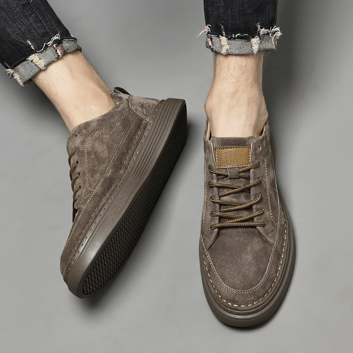 Calçado masculino casual com plataforma, oferece conforto superior e visual moderno para o dia a dia.