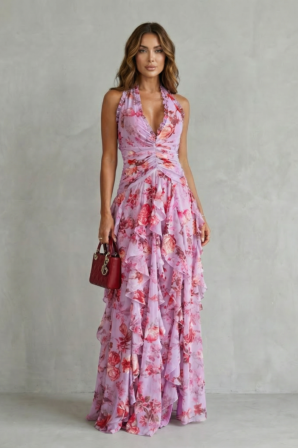 Vestido fluido com estampa de rosas, ideal para festas e eventos, realçando a elegância feminina.