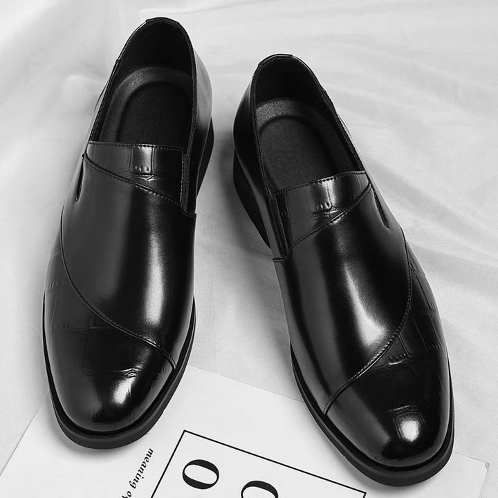 Par de sapatos masculinos casuais marrons em couro, perfeitos para escritório ou moda masculina formal. Conforto superior.