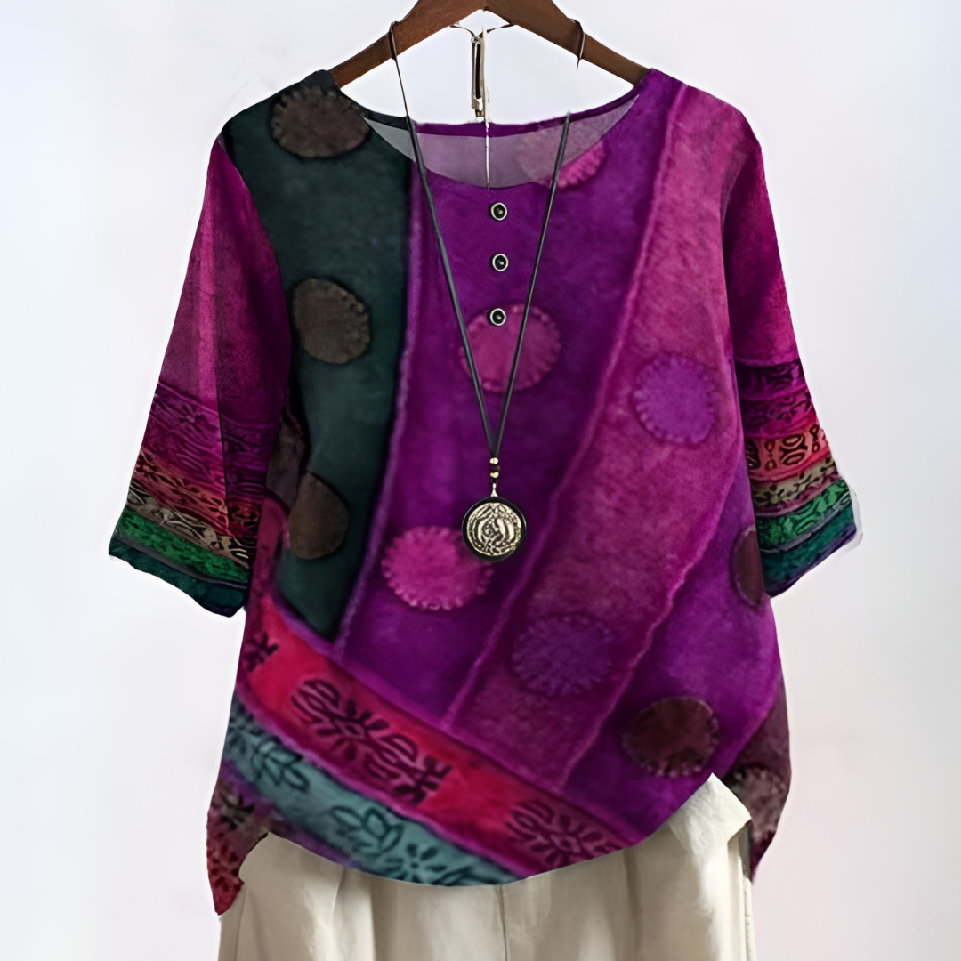 Blusa feminina casual boho artística com decote de nó, estampa vibrante e mangas 3/4 para o verão.